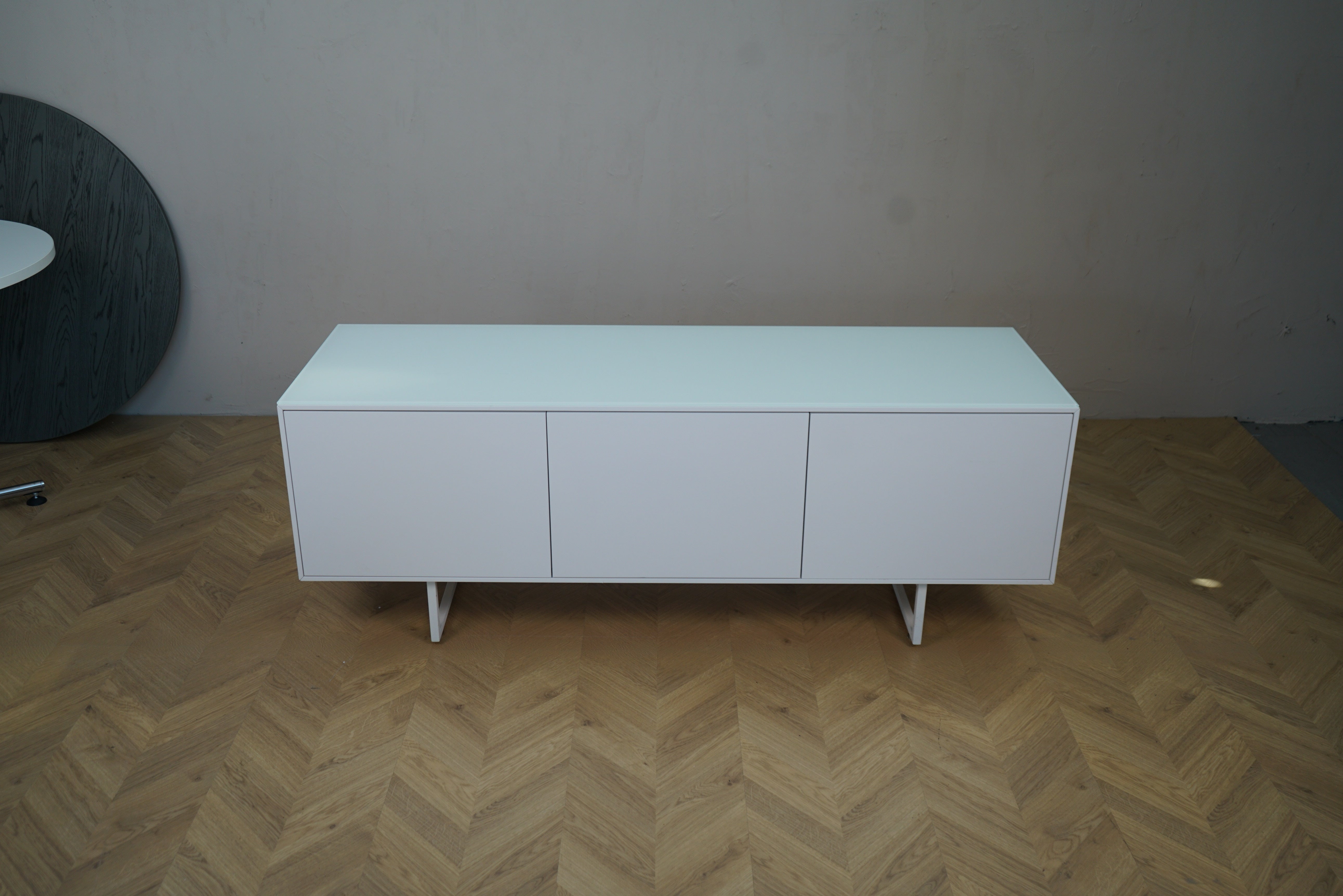 Brugt hvid skænk 158x50x58 cm set bagfra – praktisk kontormøbel i enkel stil